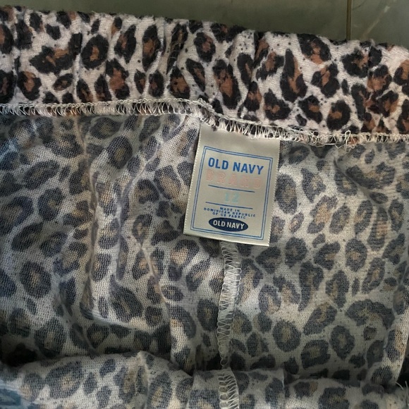 Old Navy girl’s 2 pc pjs, leopard - Picture 3 of 5